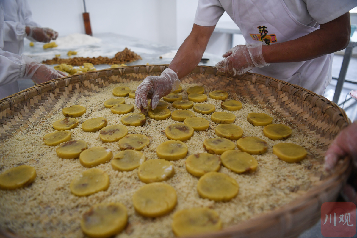 视频|孝泉麻饼 一口儿时的地道情怀美味 - 川观新闻