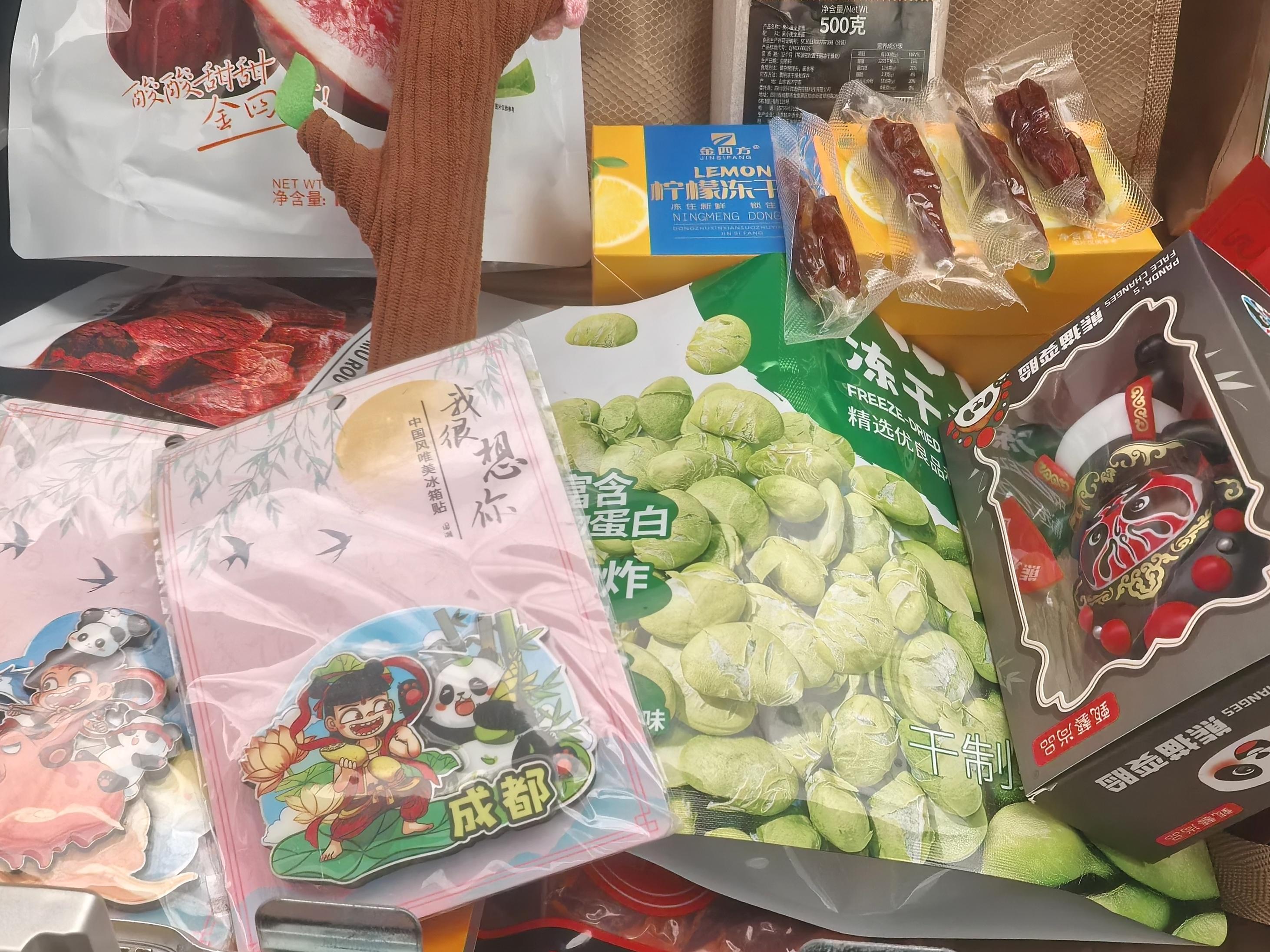 现场开箱！返乡乘客行李箱里装了些啥？