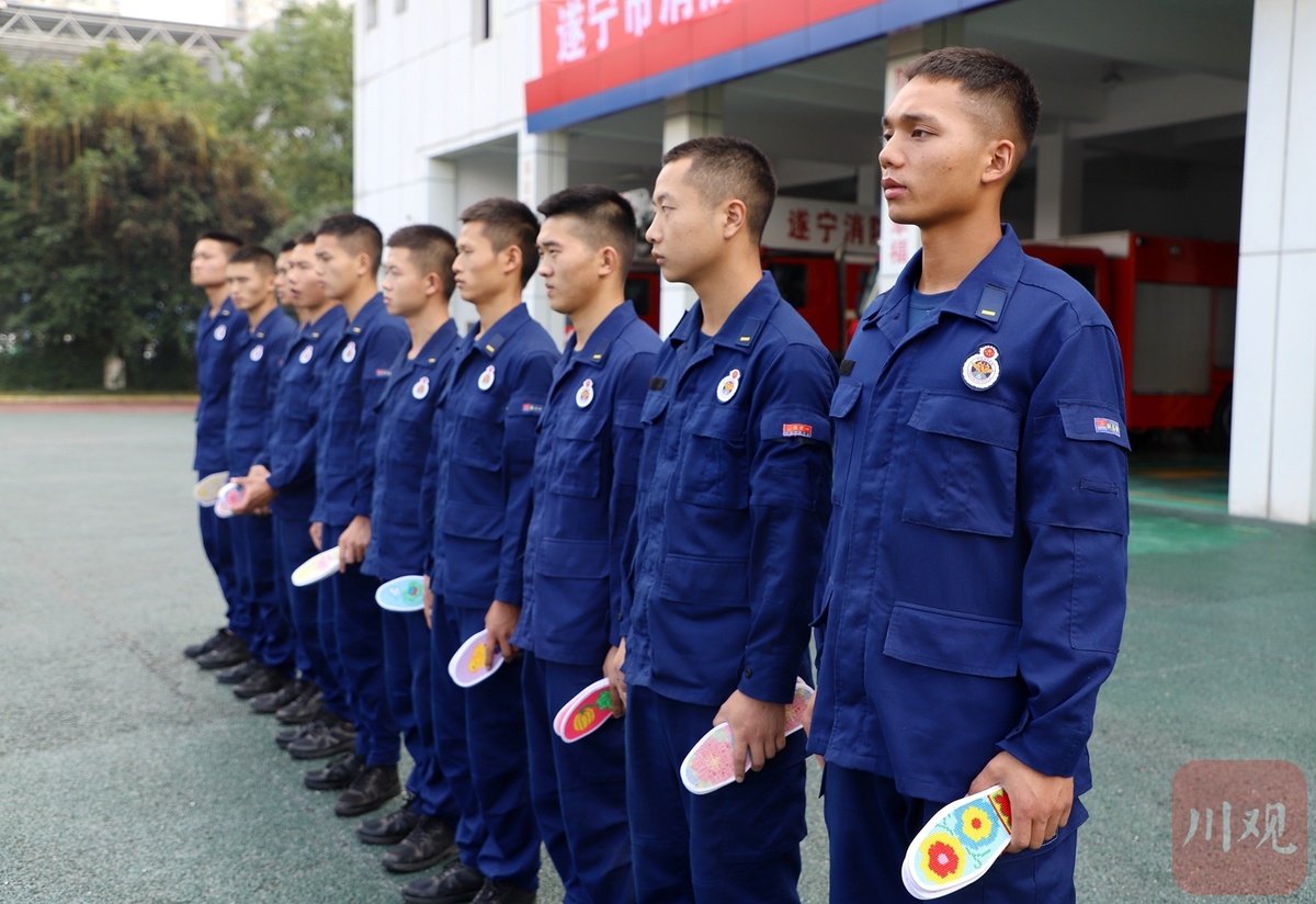 遂宁烈士雷驰母亲用时一年亲手缝43双鞋垫送消防员 - 川观新闻