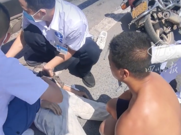 休假途中遇车祸，消防员与辅警女友紧急救助伤者丨C视频
