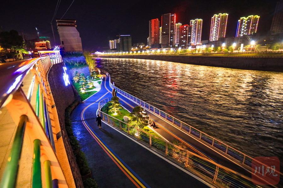 健身,游玩,拍照……9月30日晚,走进华灯初上的雅安市石棉县,新建成投