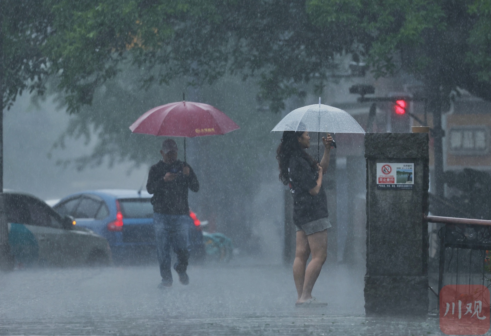 雨中撑伞的行人下雨中