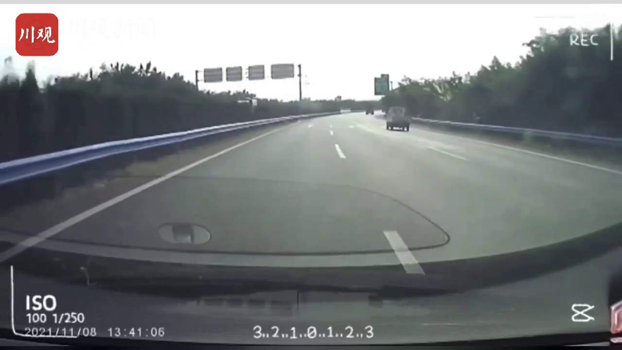 拘留 高速路上重车司机将前车人员撞出车外 居然还跑路 四川在线