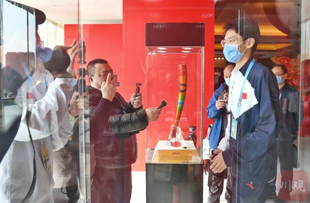 当蓉宝和冰墩墩相遇！成都大运会“亮相”北京(图2)