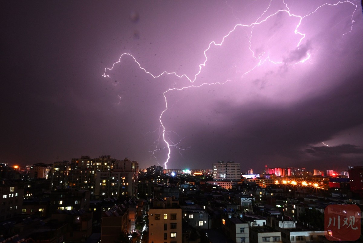 电闪雷鸣 !今晚西昌夜空闹昂了 也只下了几颗雨 - 川观新闻