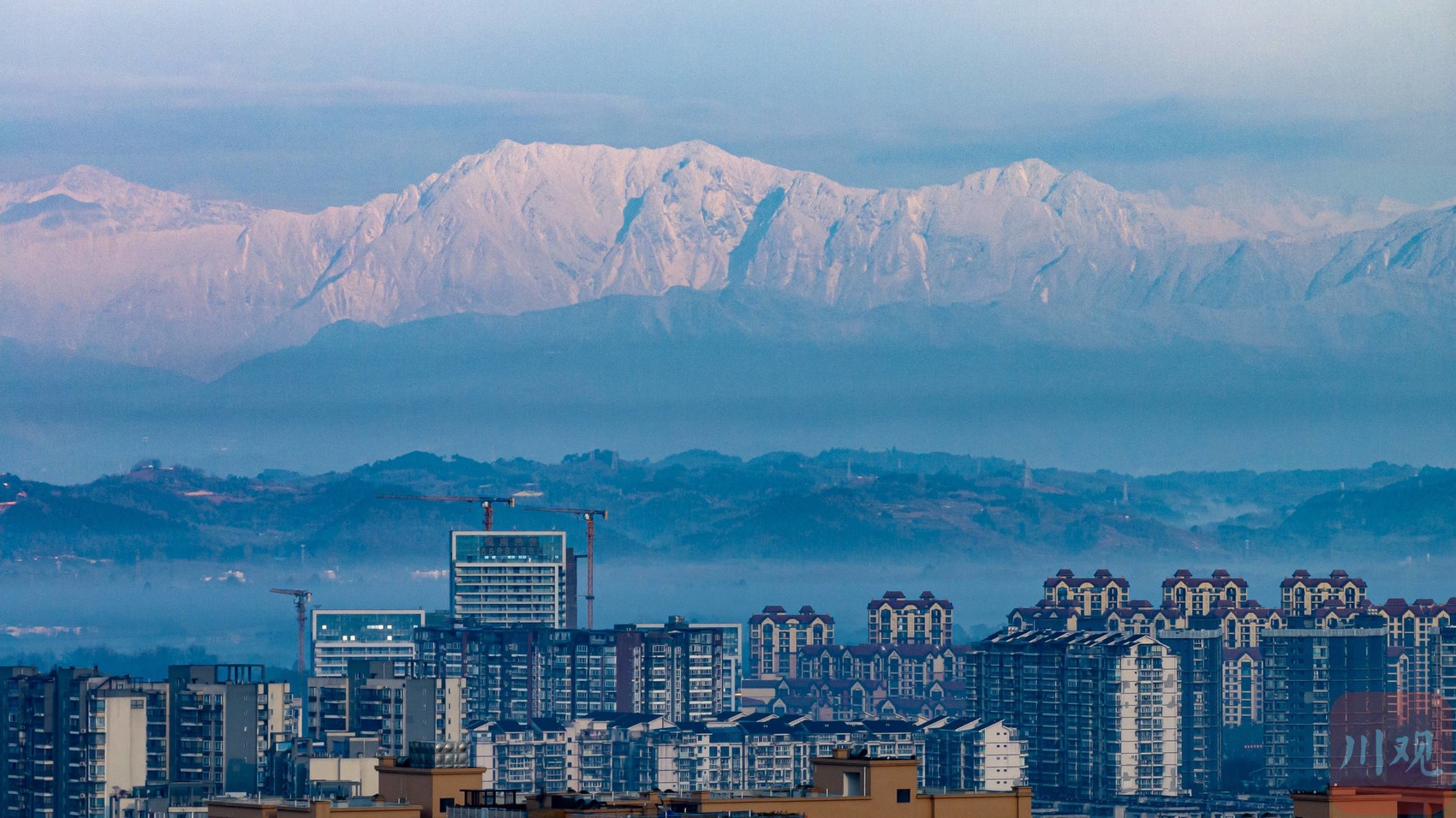 c视觉·遥望雪山71丨今晨,成都朝霞和雪山一同上线