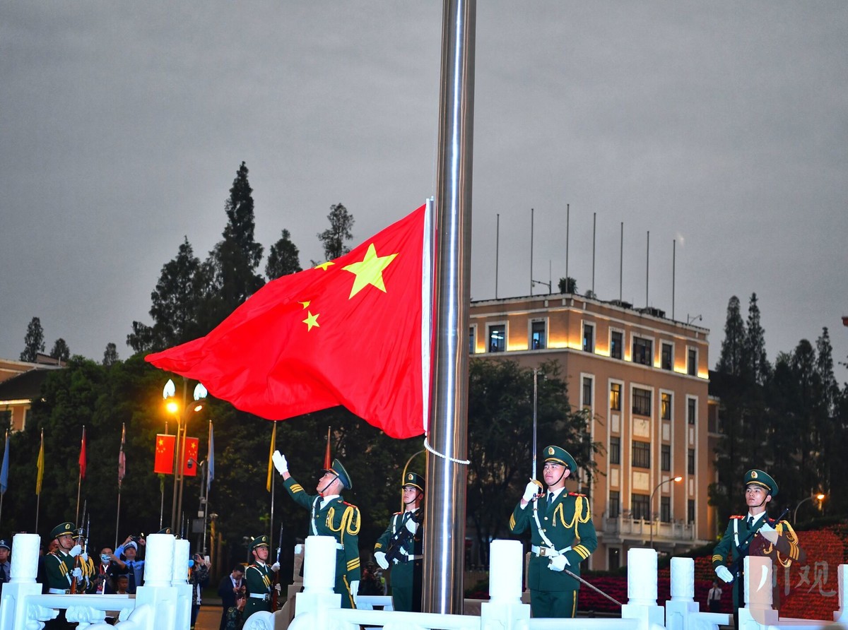 早上7点,成都上万群众看升旗(多图)