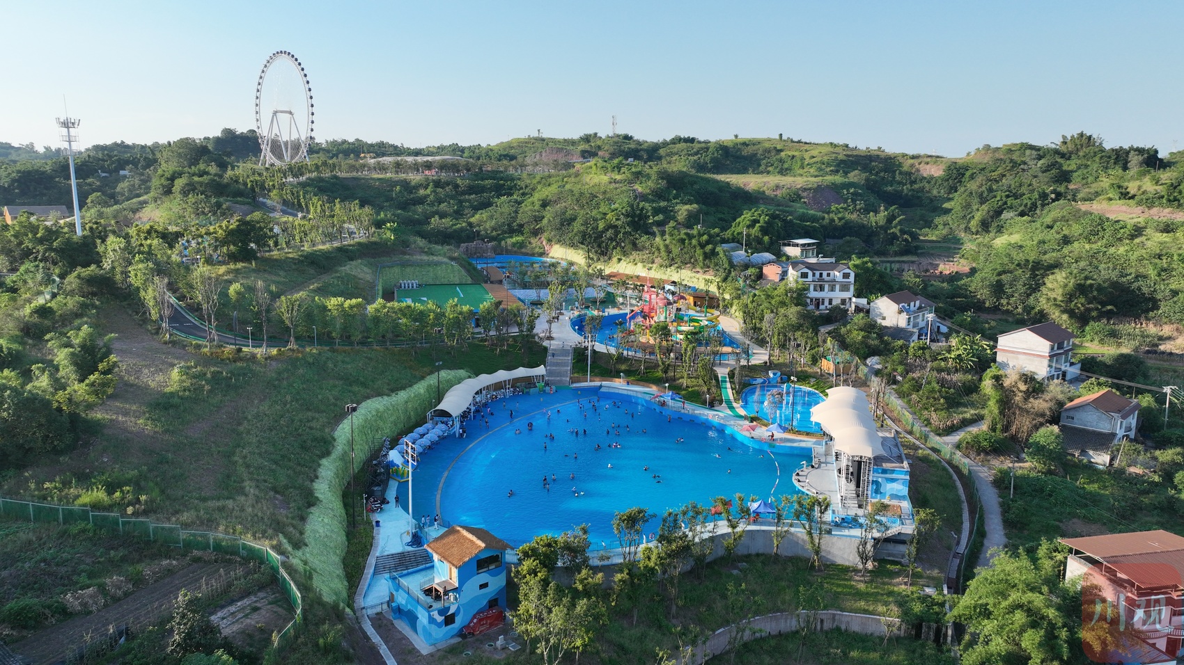 叠瀑池,紫荆林,榕树池,造浪池等森林水上乐园场景,是今年夏天宜宾玩水