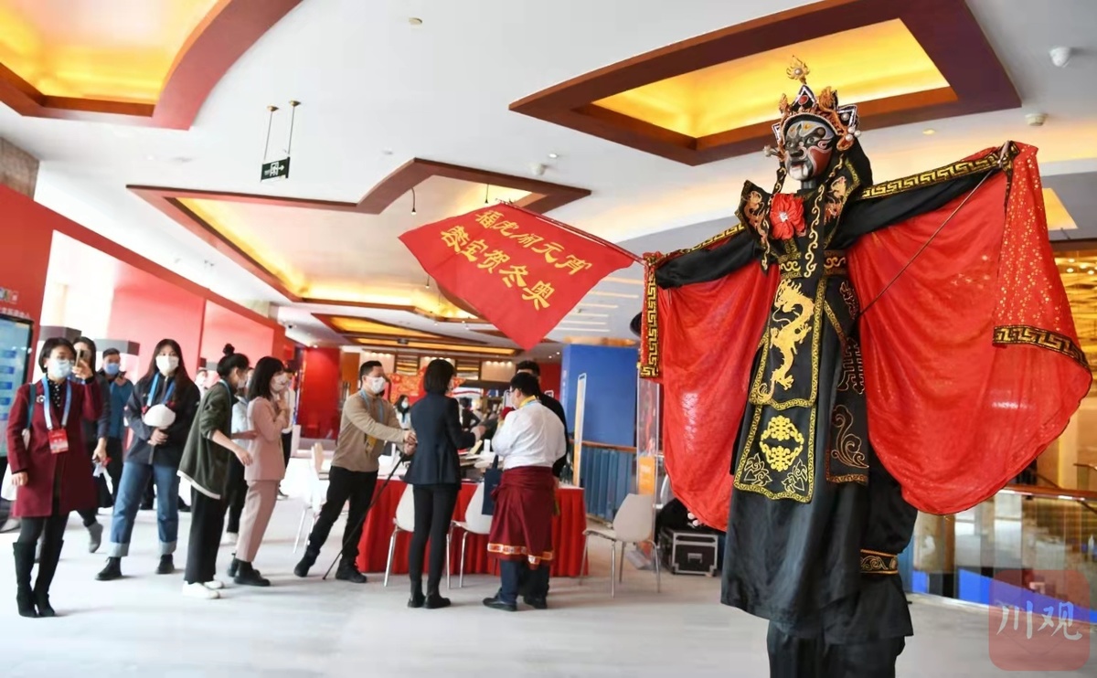 当蓉宝和冰墩墩相遇！成都大运会“亮相”北京(图4)