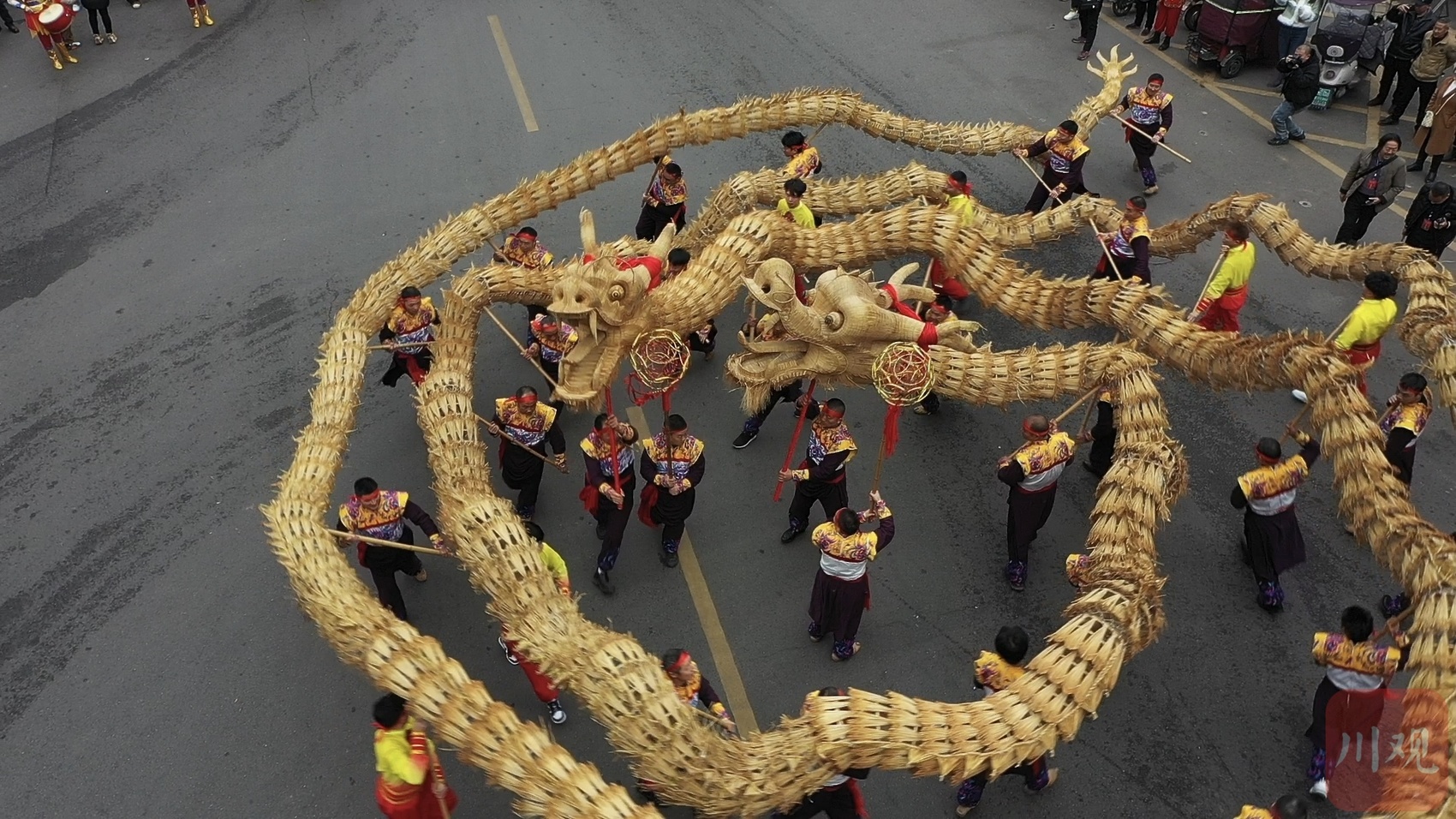 c视频国家级非遗沐川草龙初二上街巡游全城