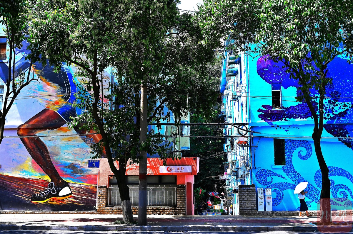 颜值up墙面彩绘让成都老旧楼房焕新颜