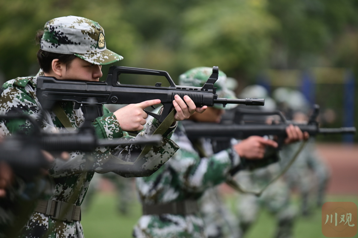 c视频顶着寒风上成都高校开启冬练三九军训模式