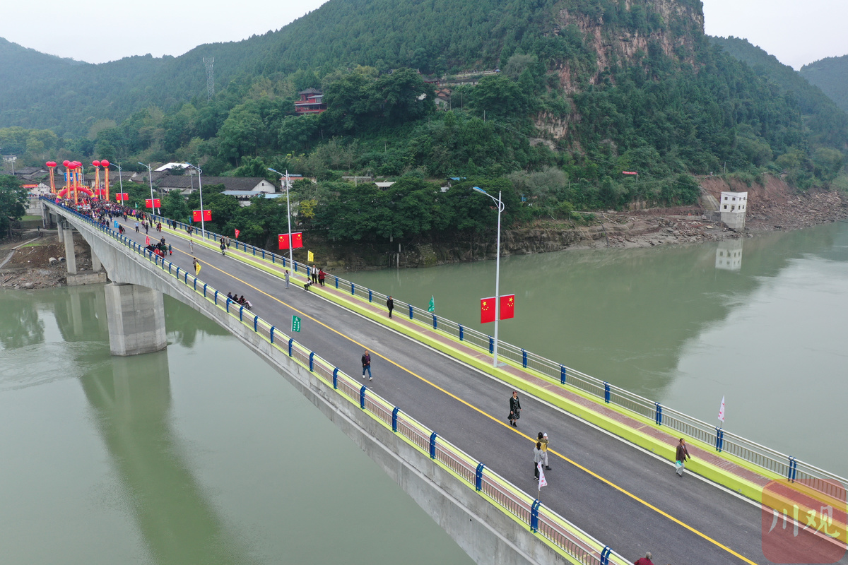 遂宁射洪香山涪江大桥正式通车两万群众告别渡船过河