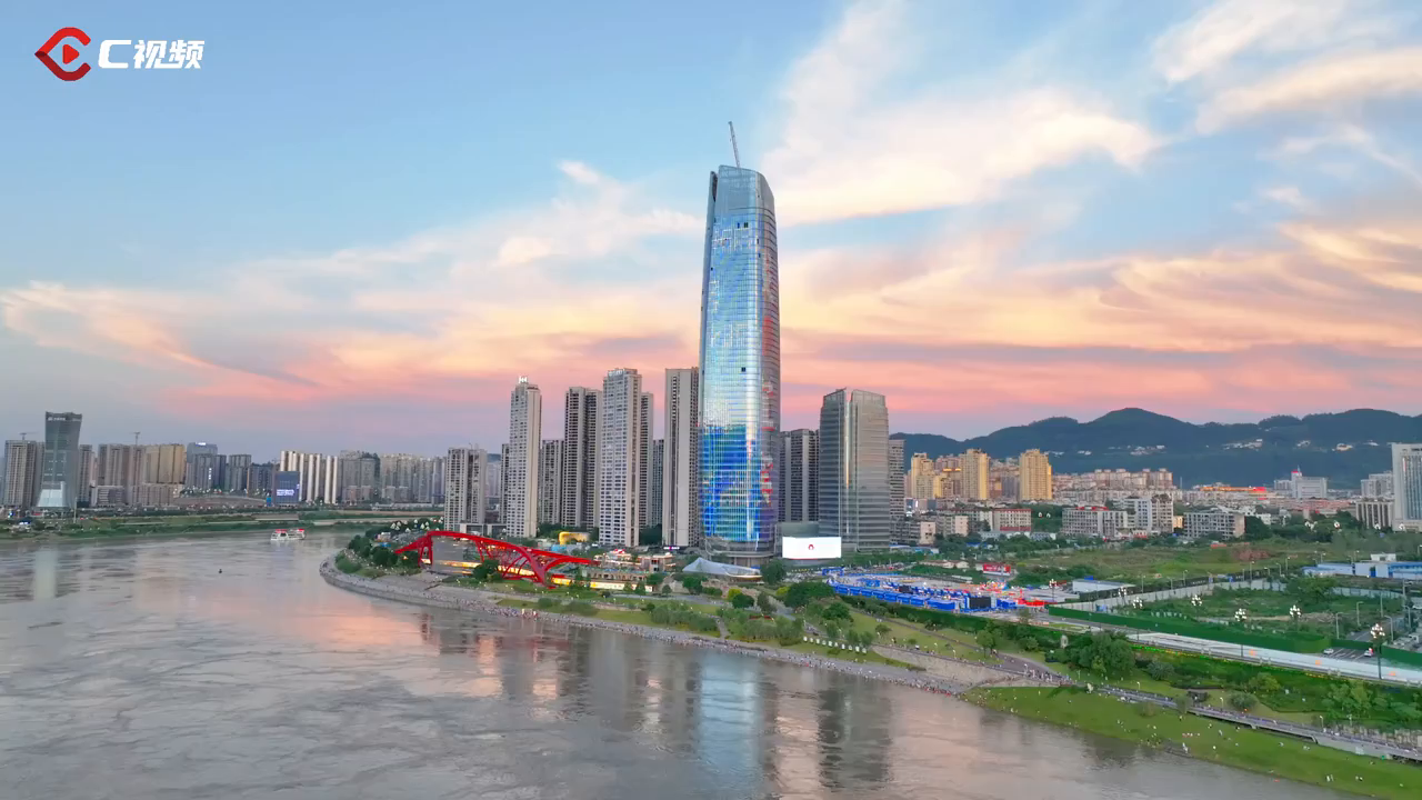 c视频|288米高的"川南第一高楼" 宜宾中心完成塔冠幕墙合龙