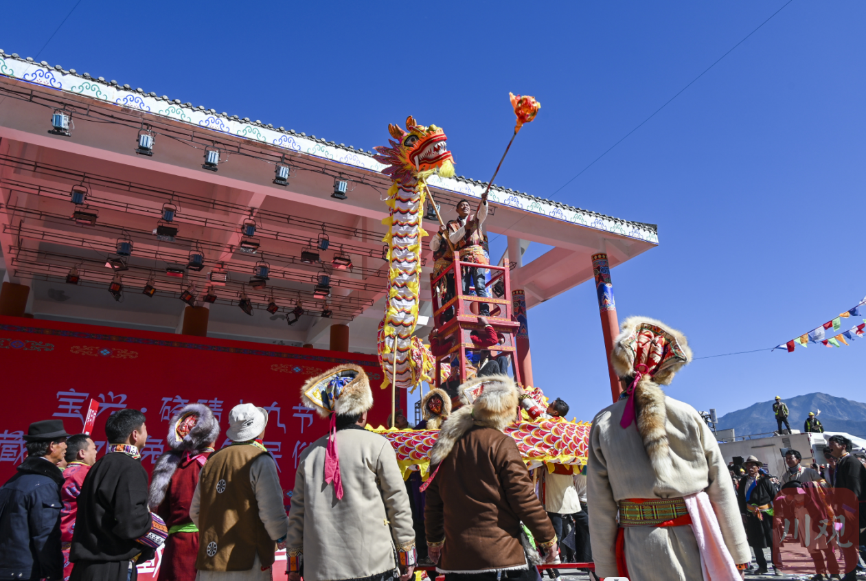 c视频 | 夹金山下载歌载舞 硗碛藏乡欢庆"上九节"