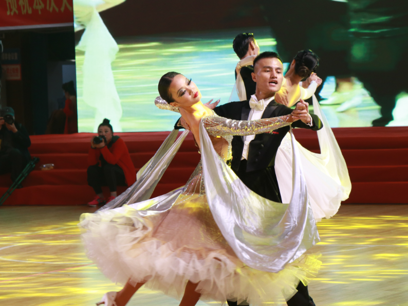 视频躲避球来袭看警察蜀黍如何变身运动健将