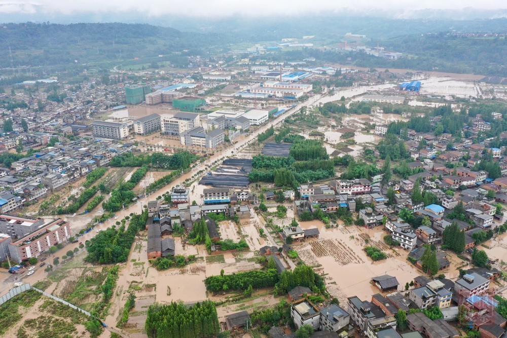 8月17日晚间起,雅安市普降暴雨,青衣江水位暴涨,雨城区草坝镇受灾严重