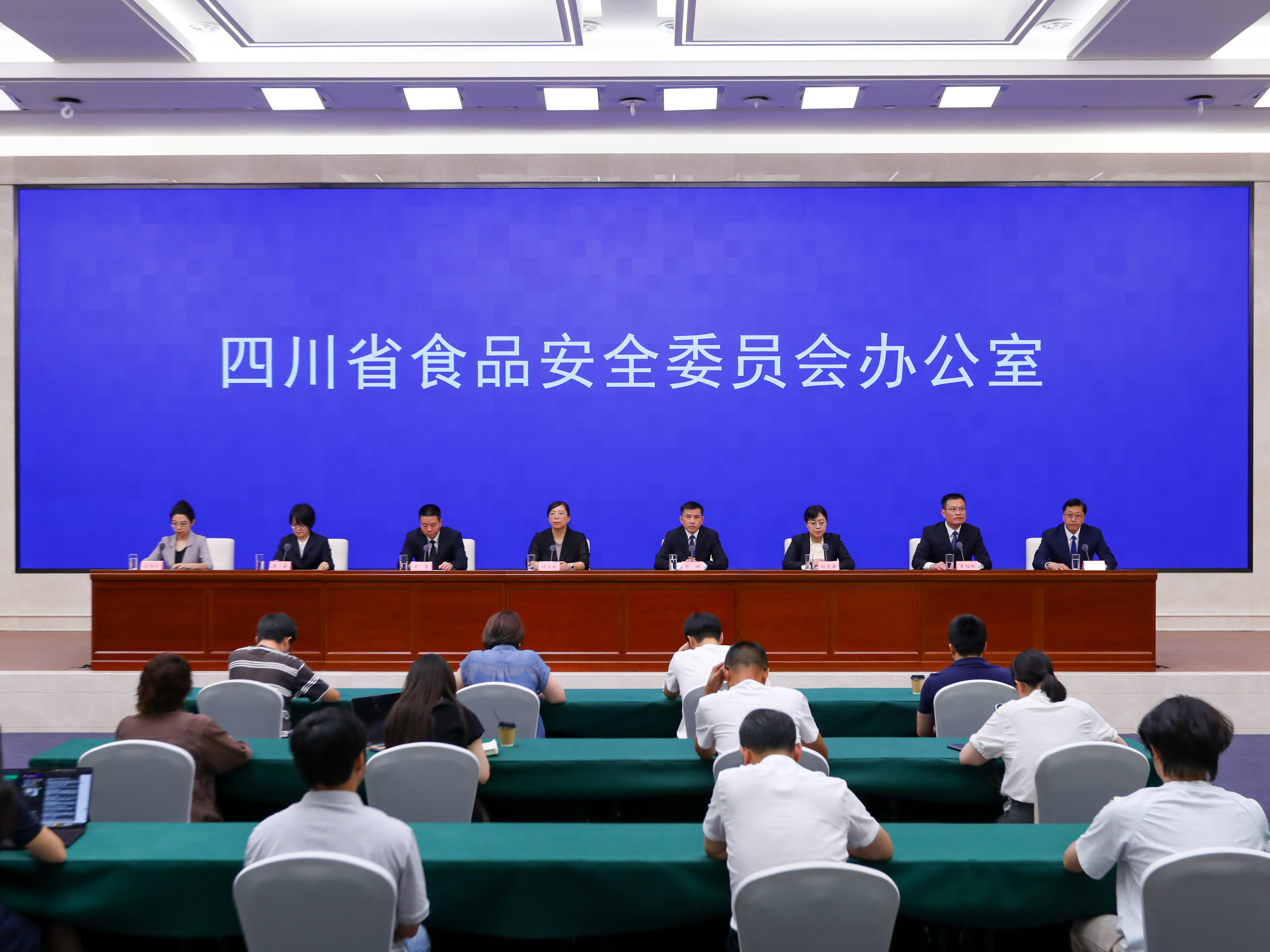 凉皮、湿米粉在湿热环境中易生毒素，凉菜、鲜切水果等也存在风险隐患丨聚焦暑期食品安全新闻发布会