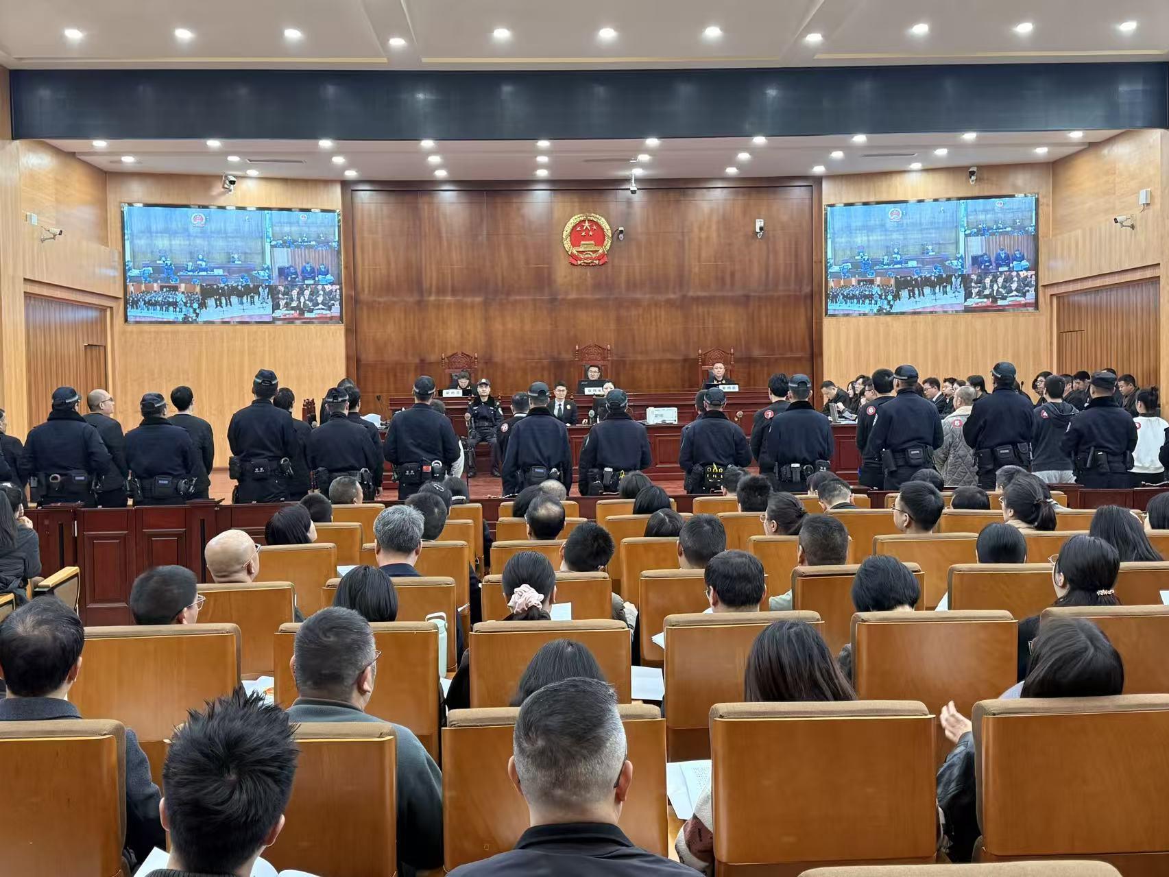 成都法检首次听庭“双评议”：17人驾考作弊案庭审现场，百余人“围观挑刺”推动办案提质