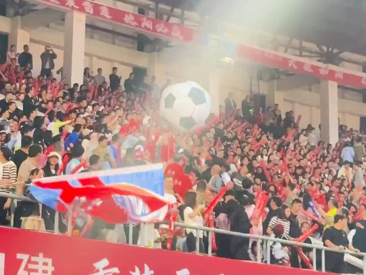 硬核摇滚点燃“川超”战火！德阳体育场万人合唱《Amani》丨C视频