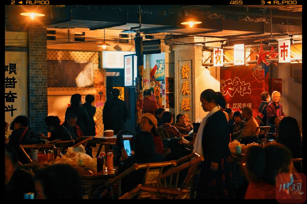 视频爷青回成都百货大楼复刻40年前的成都市井生活