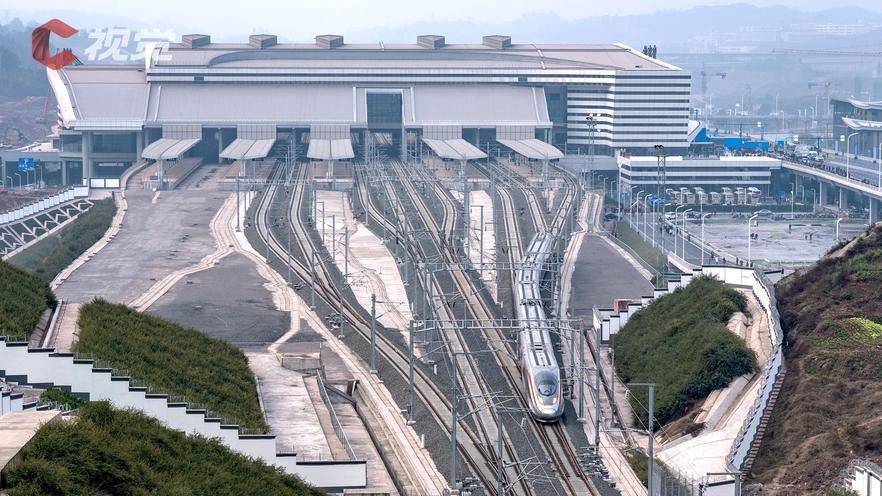 c视觉丨成自宜高铁开通 航拍宜宾站首发列车