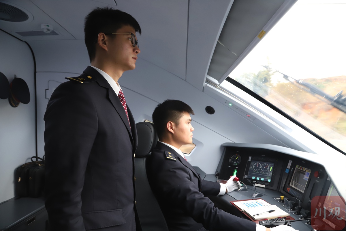 c视频春运坚守大凉山复兴号动车司机李绍楠