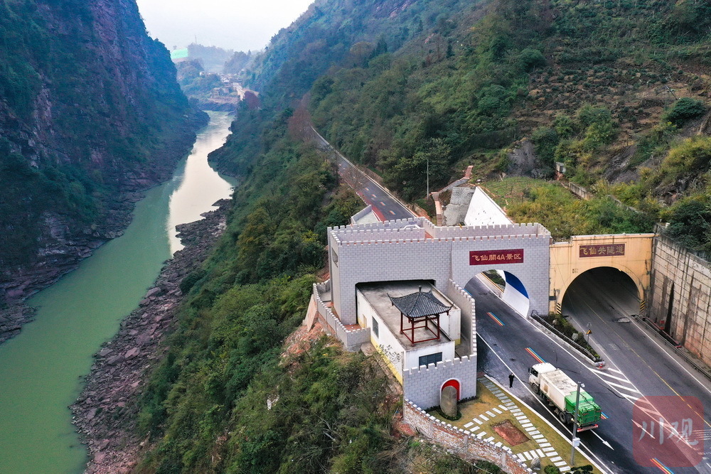 沿国道318线来到雅安飞仙关雨城至芦山路段入口处,飞仙关隧道洞口并排