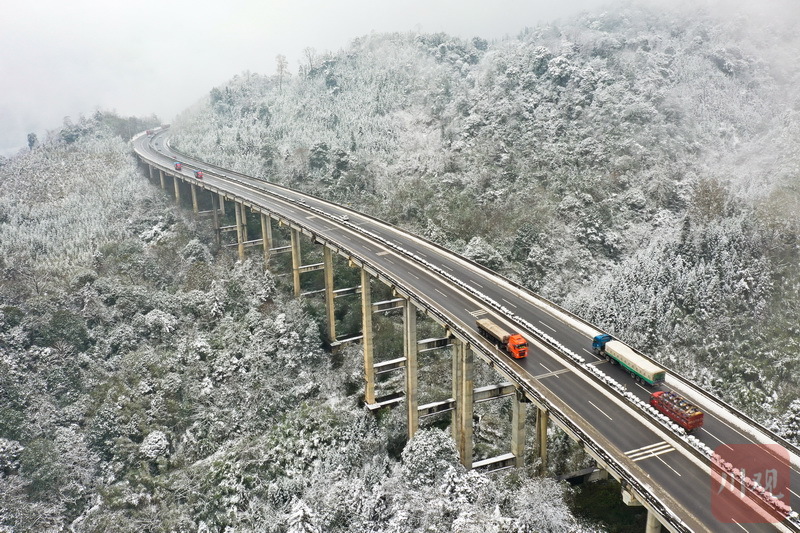 实拍雪后雅西高速泥巴山段 - 川观新闻