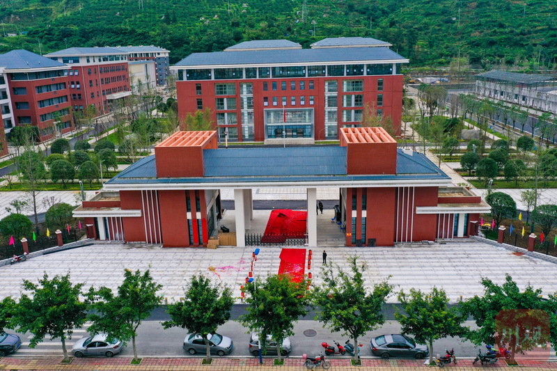 8月29日石棉中学高中部师生入驻教育园区 李琦摄