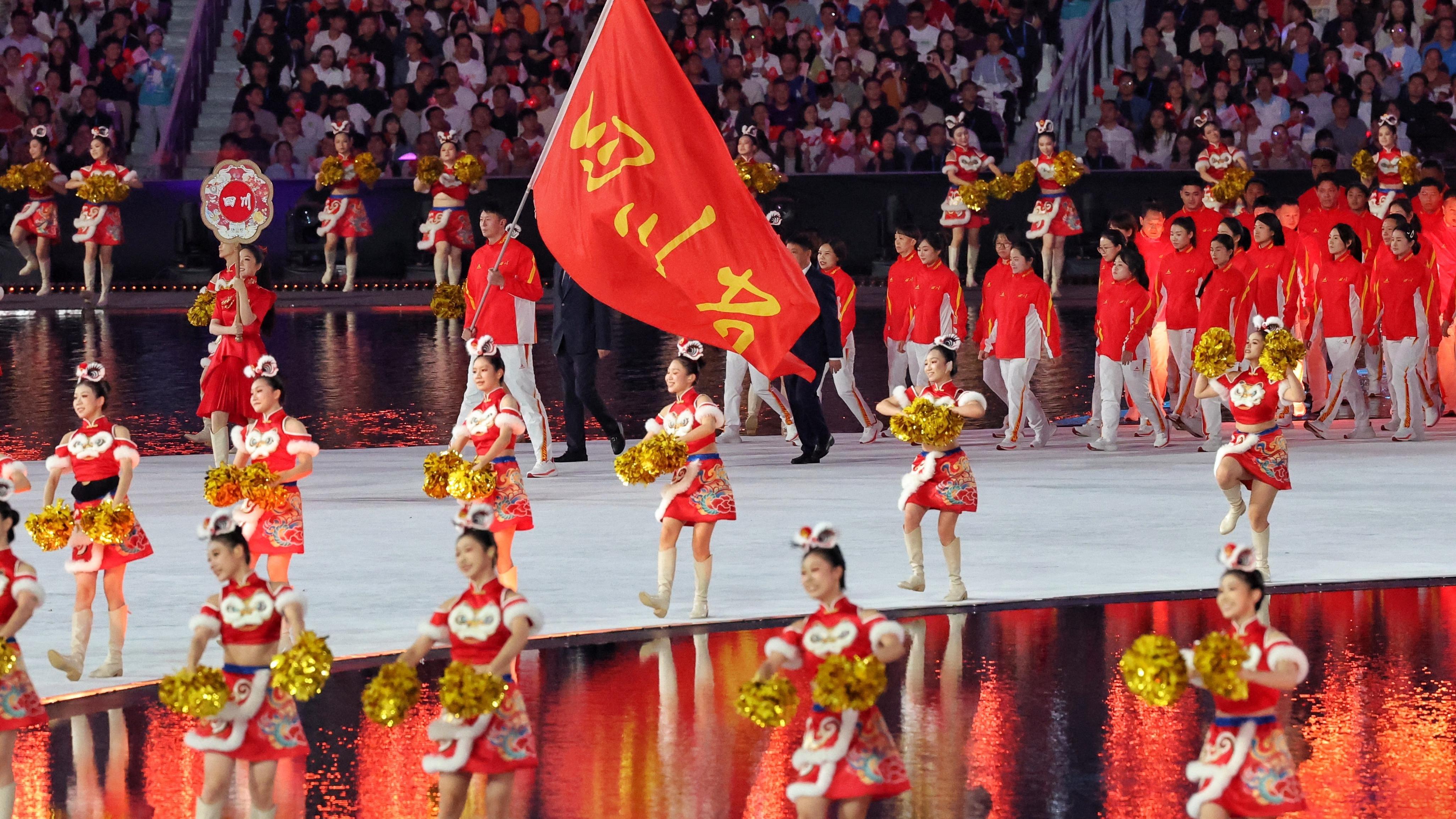 身高超2米 全运会四川省体育代表团旗手就是他