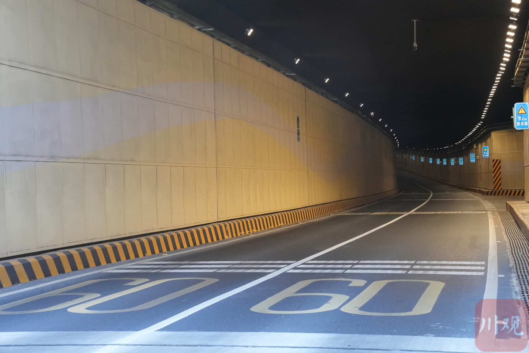 东安湖隧道为双向四车道,限速60码,长度为1775米,其中约1000米位于
