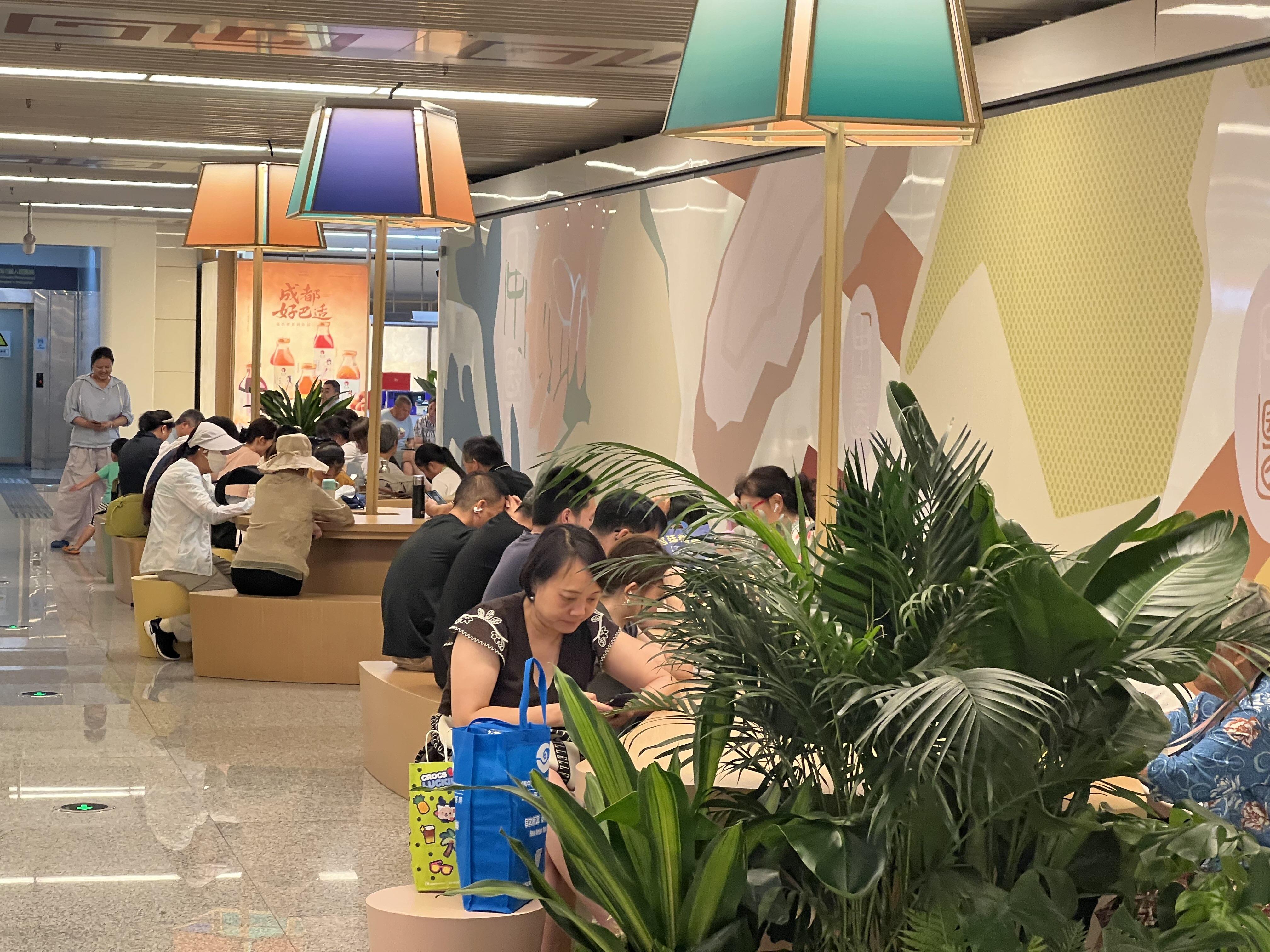 不只是“歇一脚”，地铁站内纳凉区，他们在干些啥？