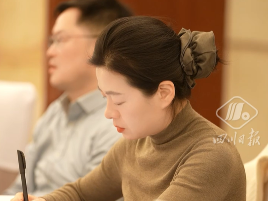 我们翻了翻代表委员的笔记本，然后震惊了丨蹲会新发现