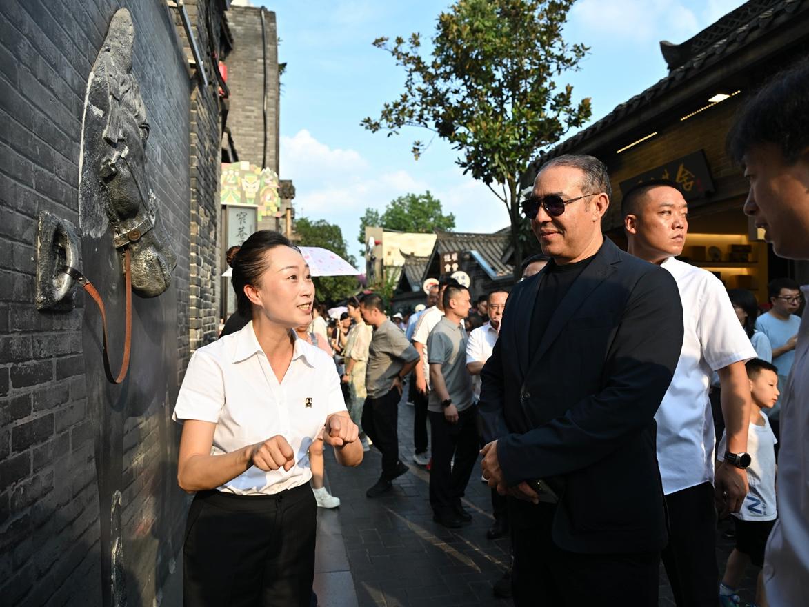 摩洛哥众议院副议长访川，首站打卡成都宽窄巷子丨C视频