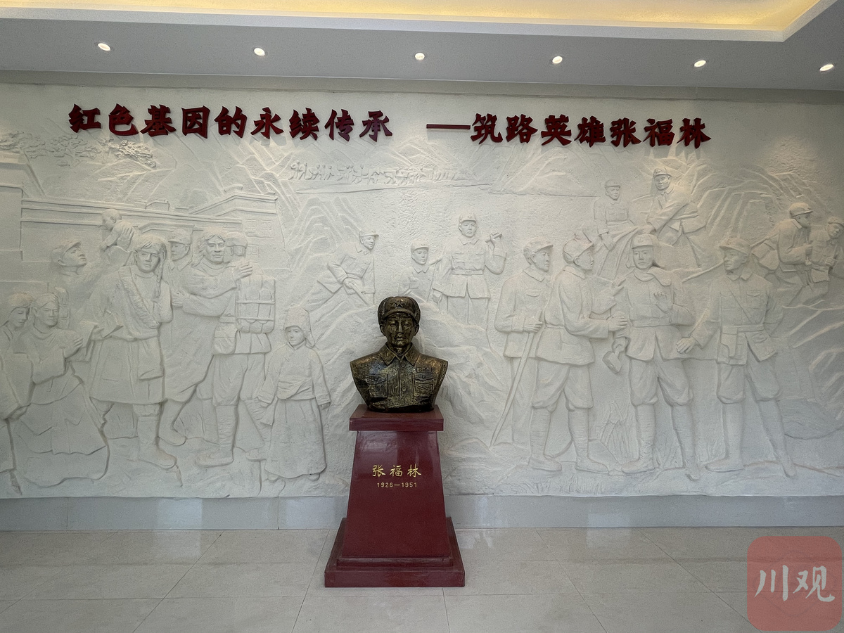 每年,各地民众都会来到建于雀儿山的"张福林烈士陵园",缅怀英烈,红色