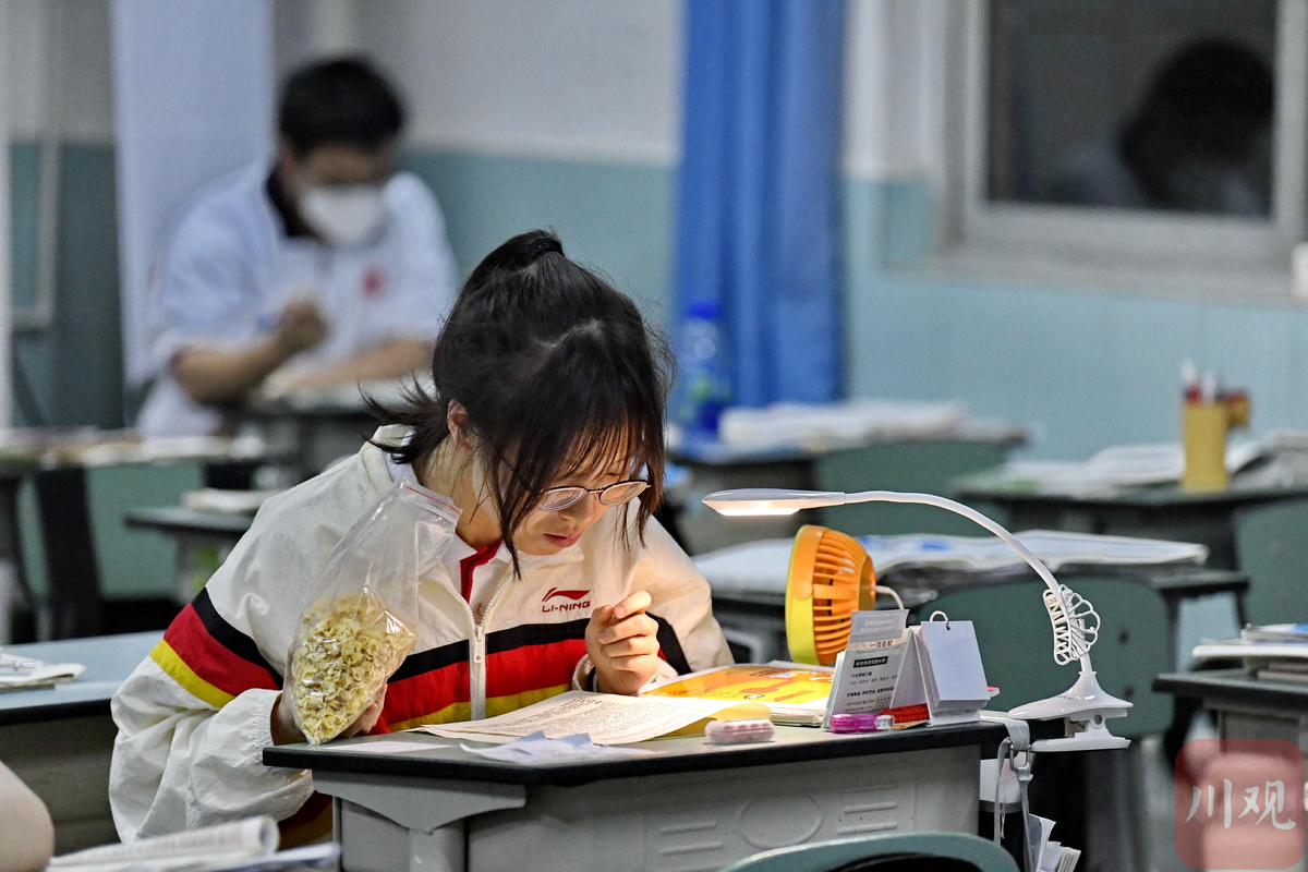 视频丨高三教室里"沙沙"声作响 你努力奋斗的样子真美! - 川观新闻