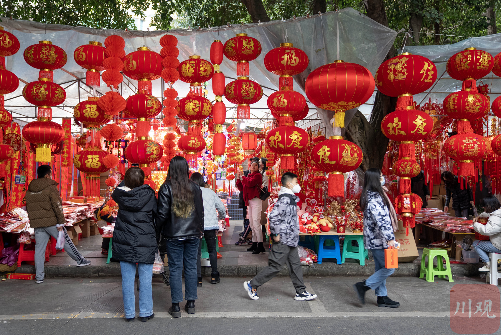 大红色灯笼年货一条街图片