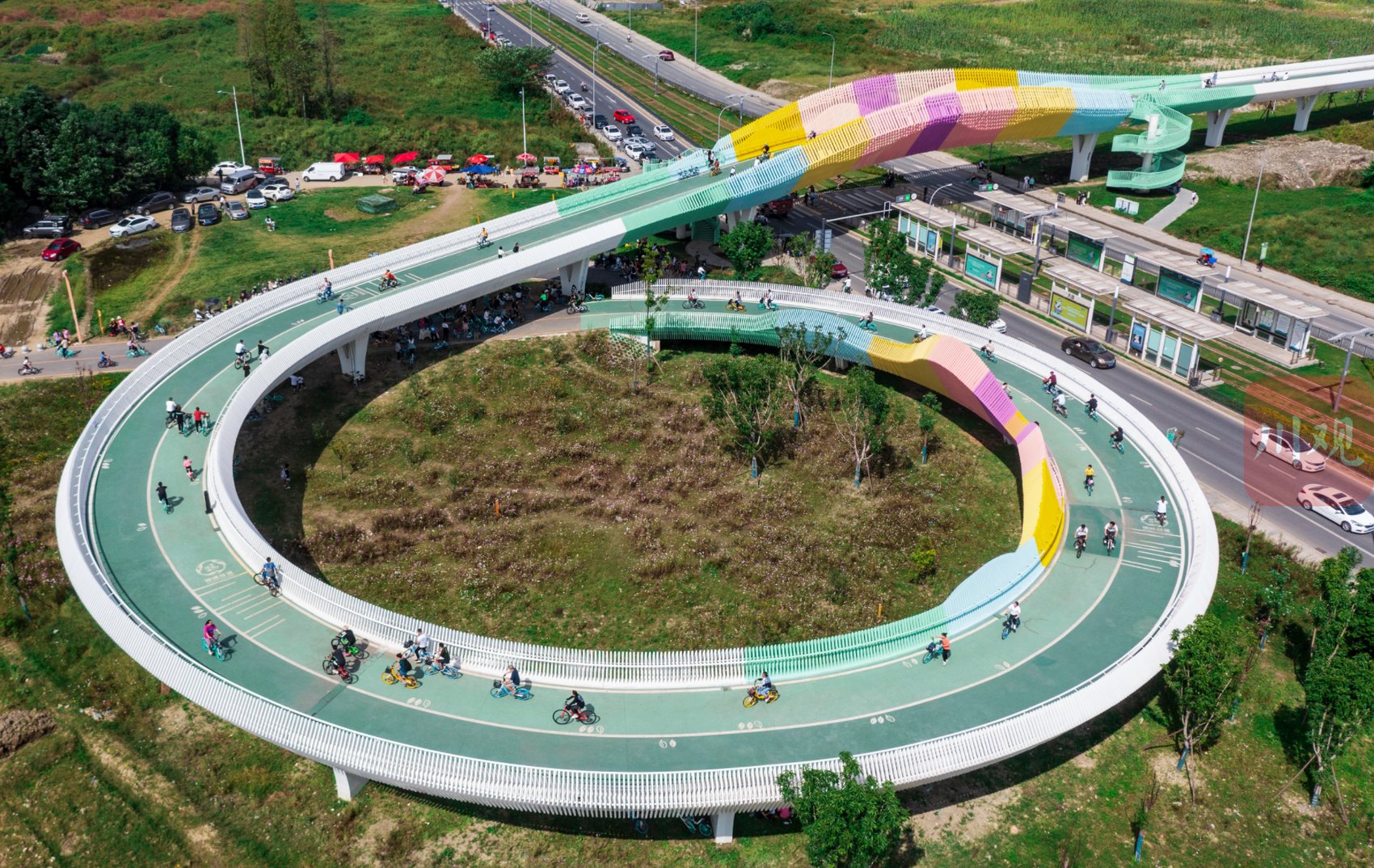 色彩斑斓的"马卡龙"桥10月5日,在成都市郫都区绕城高速外侧犀团路的"