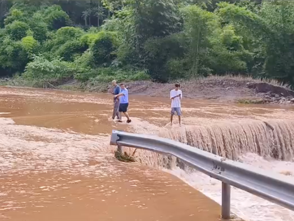 乐山马边一村民洪水中驾车过桥坠河，交警及时救助保平安