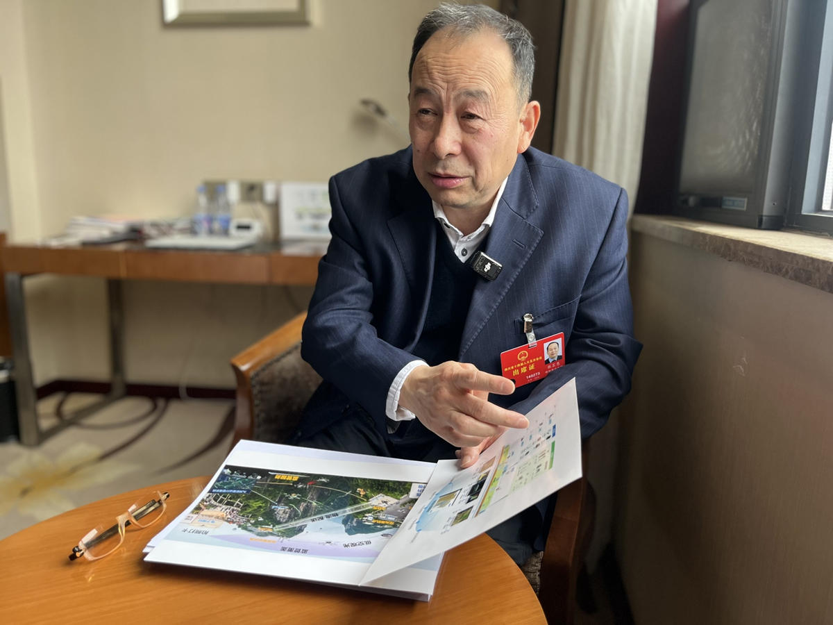 从一叠材料到两张图纸 低空专家的上会公文包为啥轻了？丨蹲会新发现