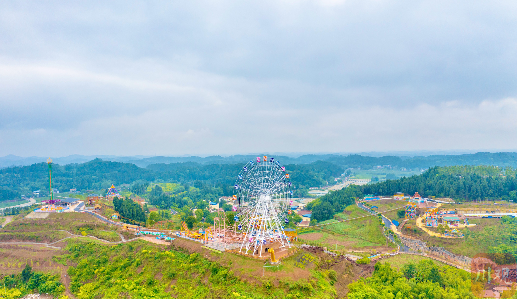记者来到了即将开园的乐至县"秋千王国"主题乐园看到,园区中游乐设备