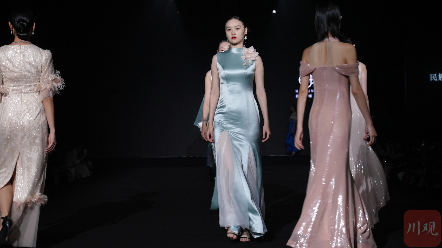 c视频丨蜀绣遇见高定 传统工艺与现代时尚碰撞出惊艳火花