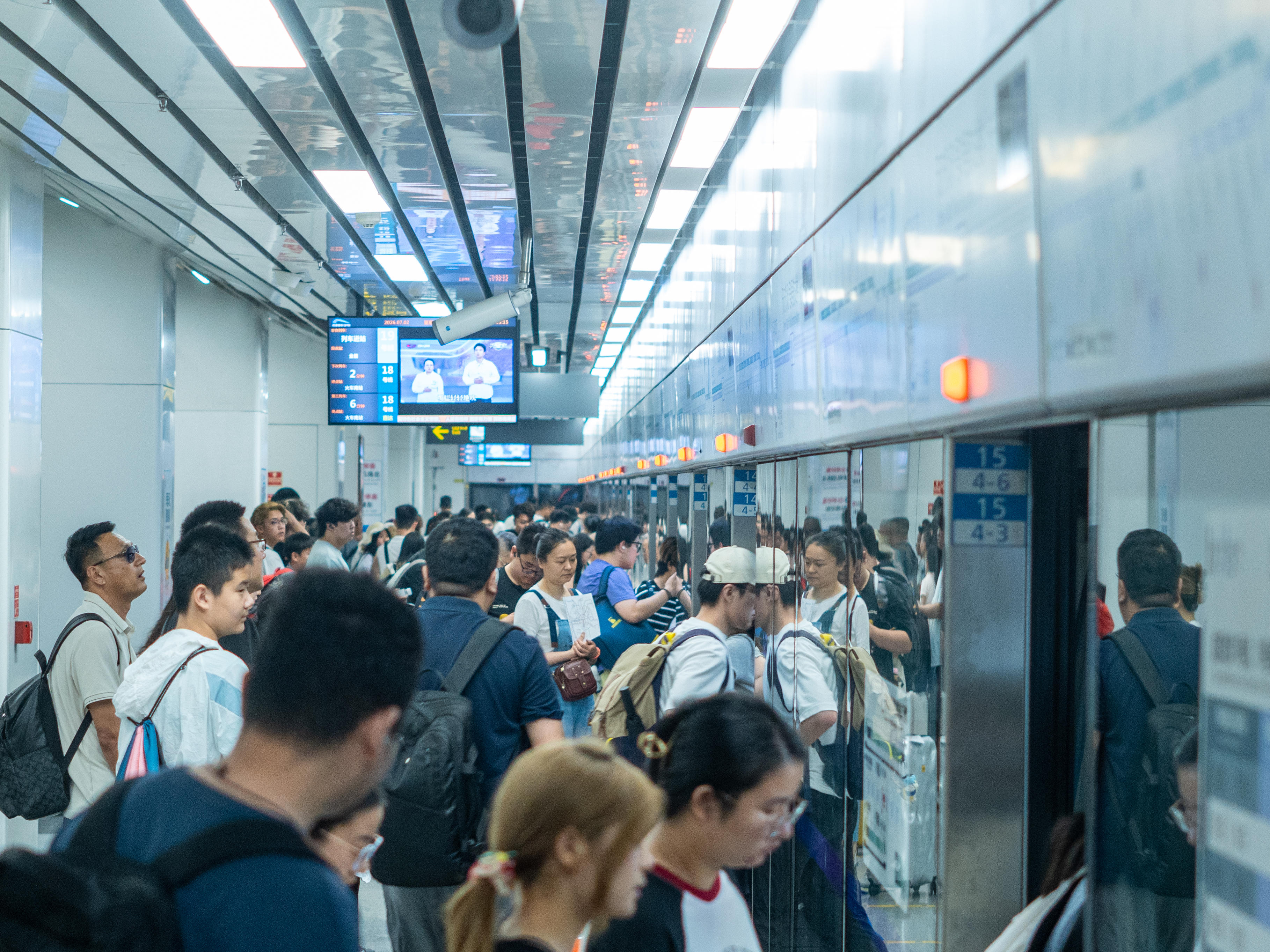 成都地铁热经济：700万过路客流如何变消费客群丨“城”长的新事⑤