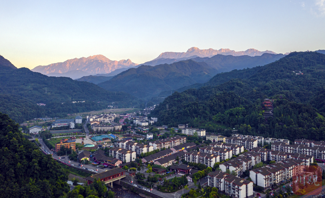 美!今晨,什邡蓥华镇可看日照金山美景 - 川观新闻