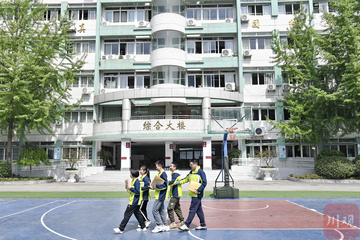 3月29日,在成都市特殊教育学校,即将参加高考的5名盲生行走在校园里.