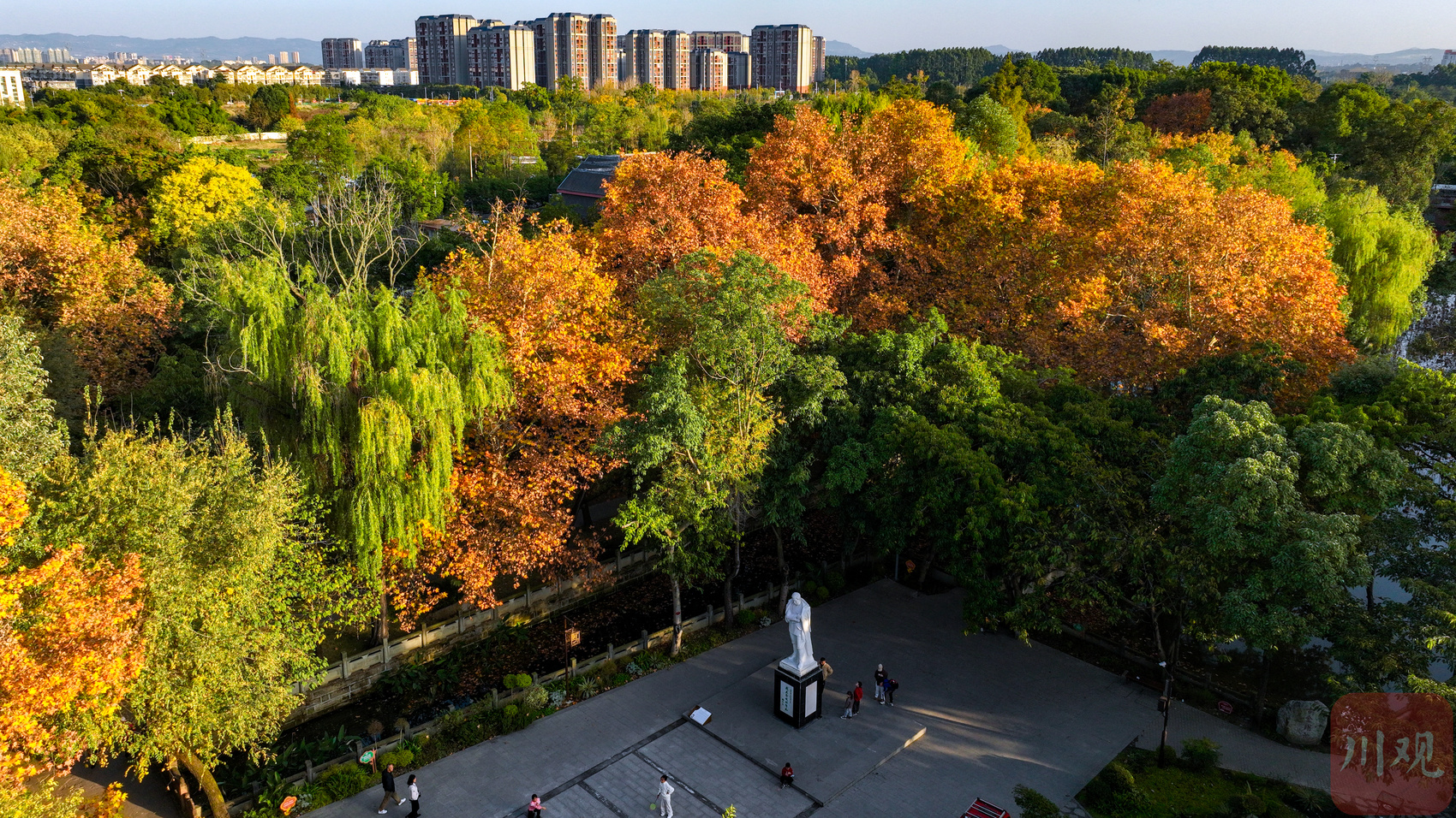 冬日陽光下,成都市青白江區城廂鎮家珍公園裡一片五彩斑斕,或橙或紅的