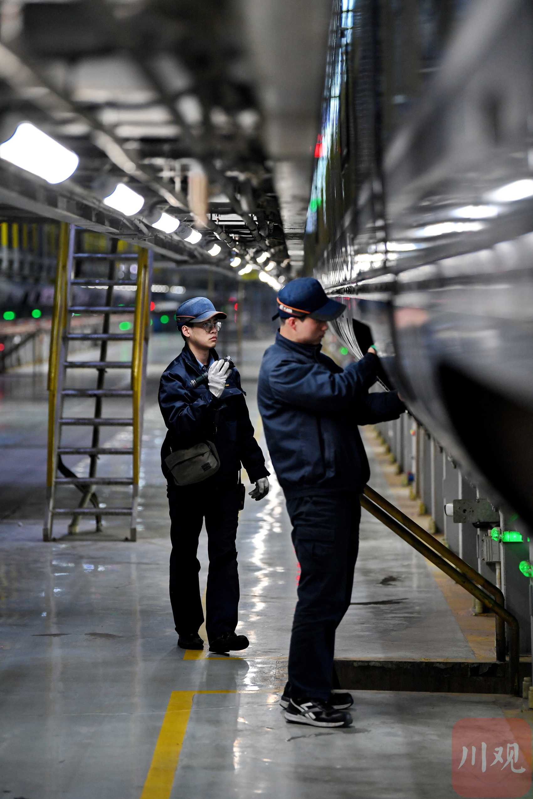 今年,為滿足旅客出行需求,成都動車段一方面通過加開車次提高運輸頻率